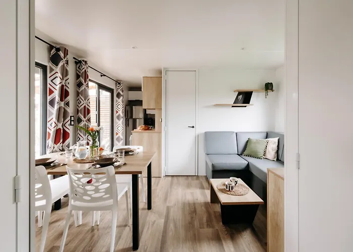 Slow Village Pornic キャンプ場 4*